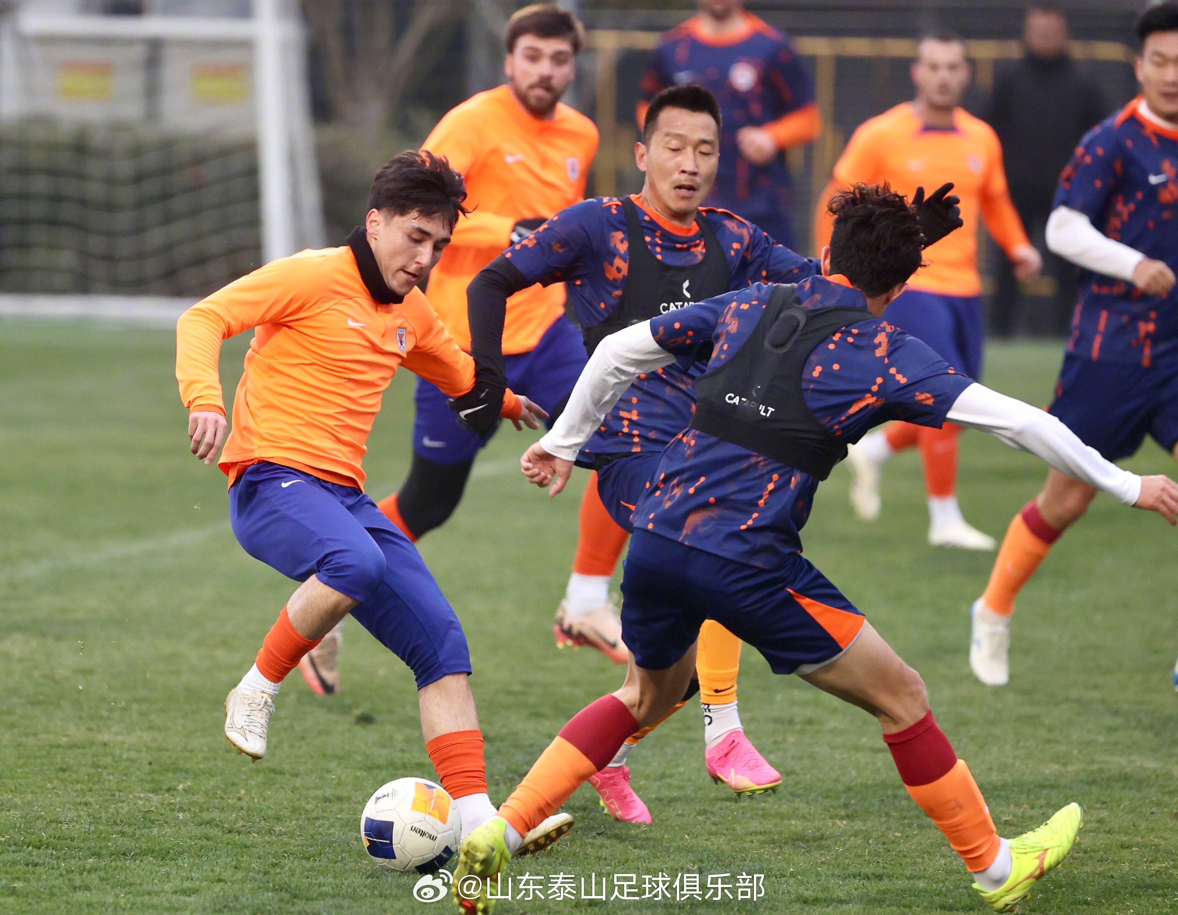 壹号娱乐h5下载-山东泰山训练开放日，转会期内部沟通引欢呼，法国杯在即，阵容厚度经受考验-壹号娱乐h5下载